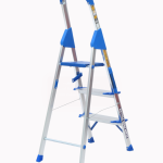 نردبان ۳ پله از برند هایلوکس با طراحی جانبی و پله‌های ضد لغزش برای ایمنی بیشتر.