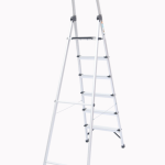 نمای جانبی نردبان ۶ پله برند اطلس مدل خانگی با طراحی ارگونومیک