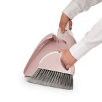استفاده دستی از جاروب و خاک انداز ایرسا